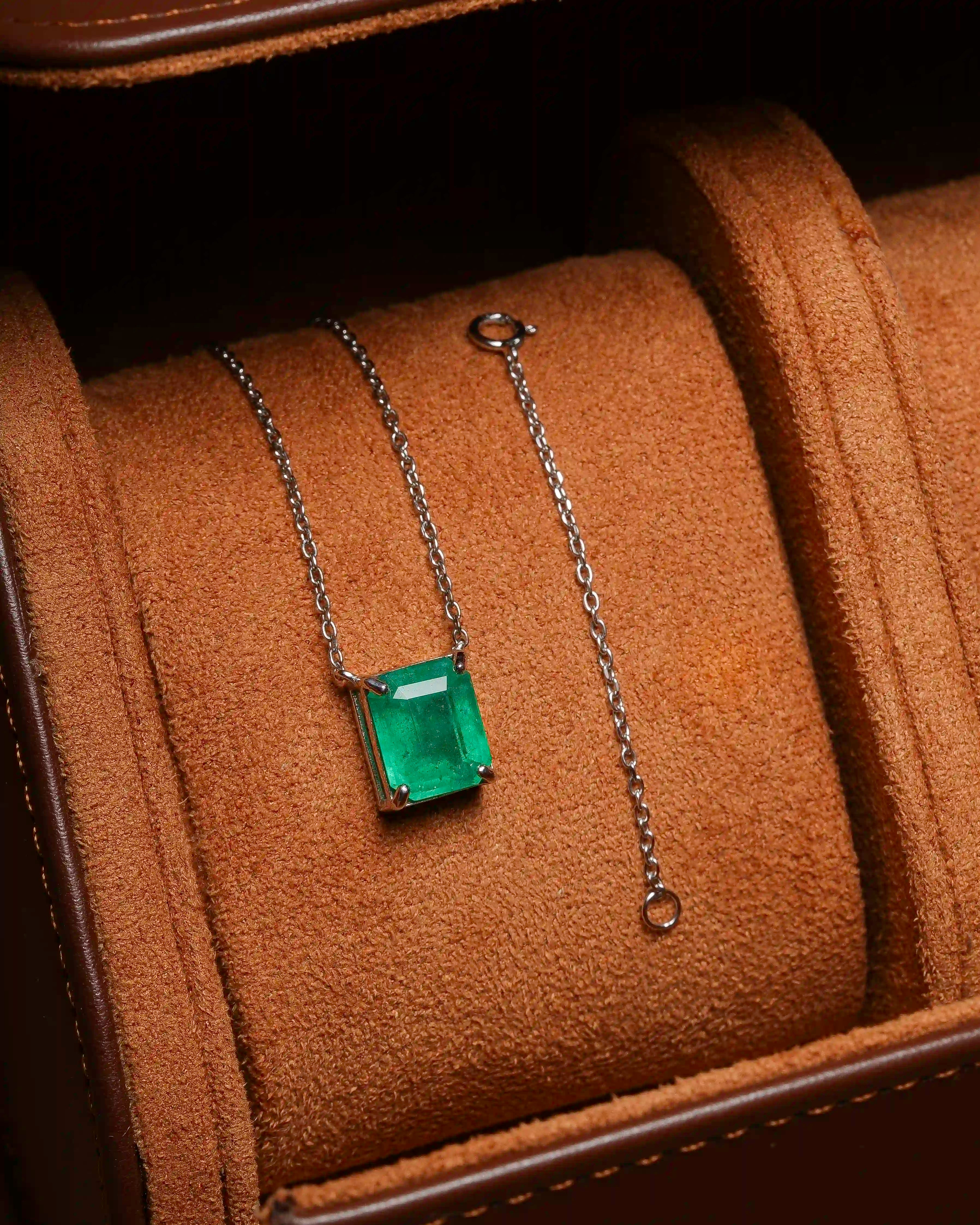 Colar Signature Esmeralda 3.91ct em Ouro 18k Branco