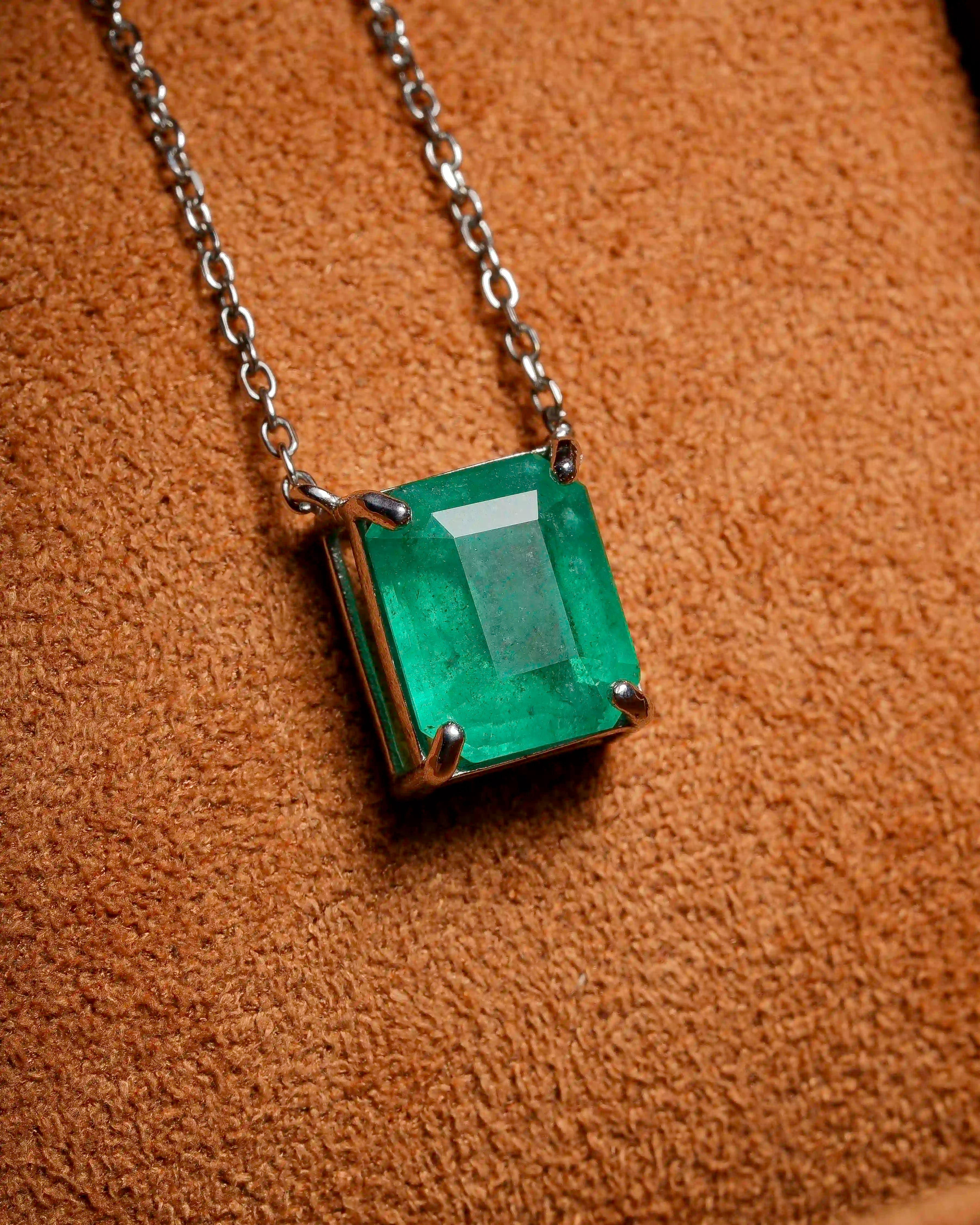 Colar Signature Esmeralda 3.91ct em Ouro 18k Branco