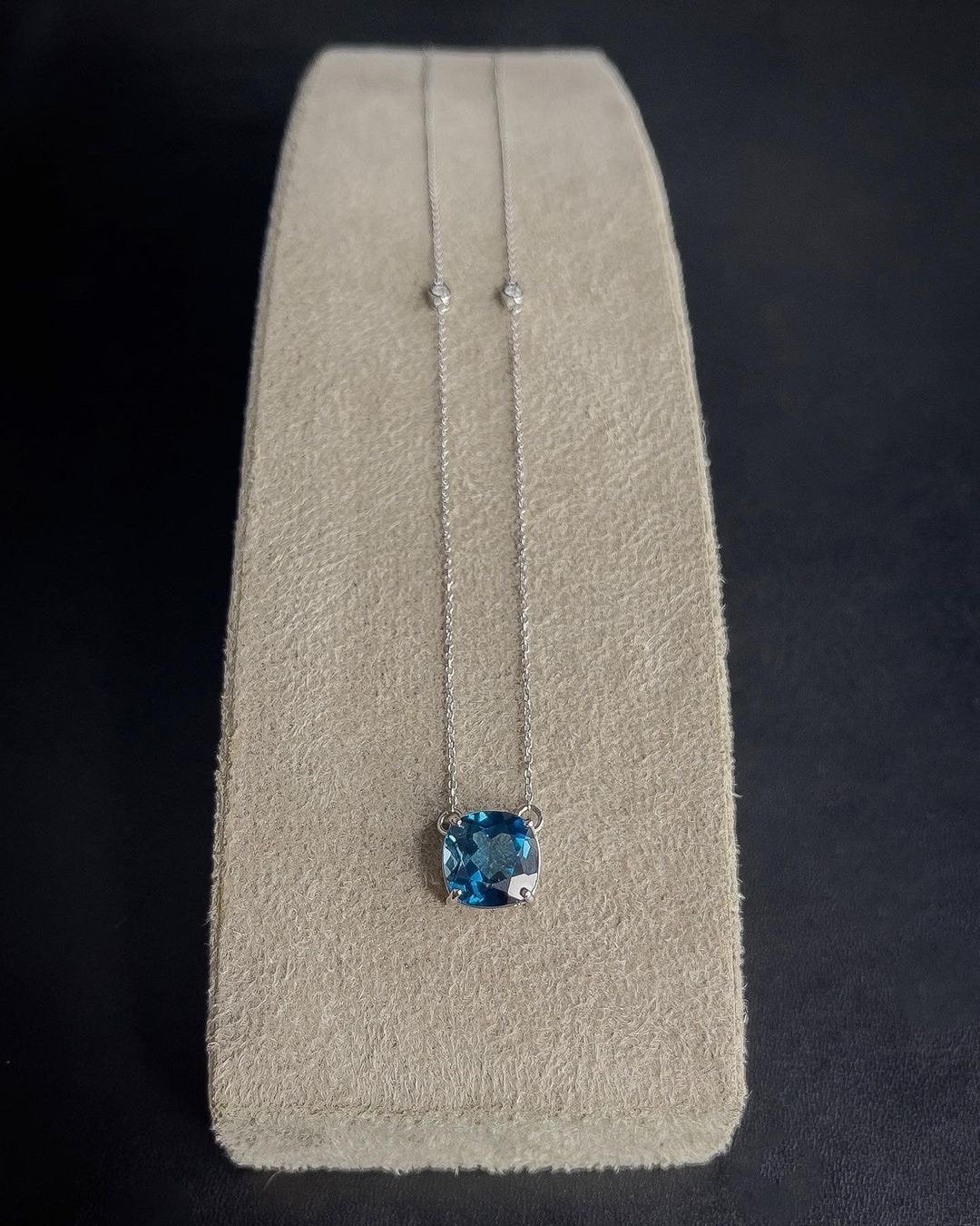Colar Topázio London Cushion + 2 Diamantes