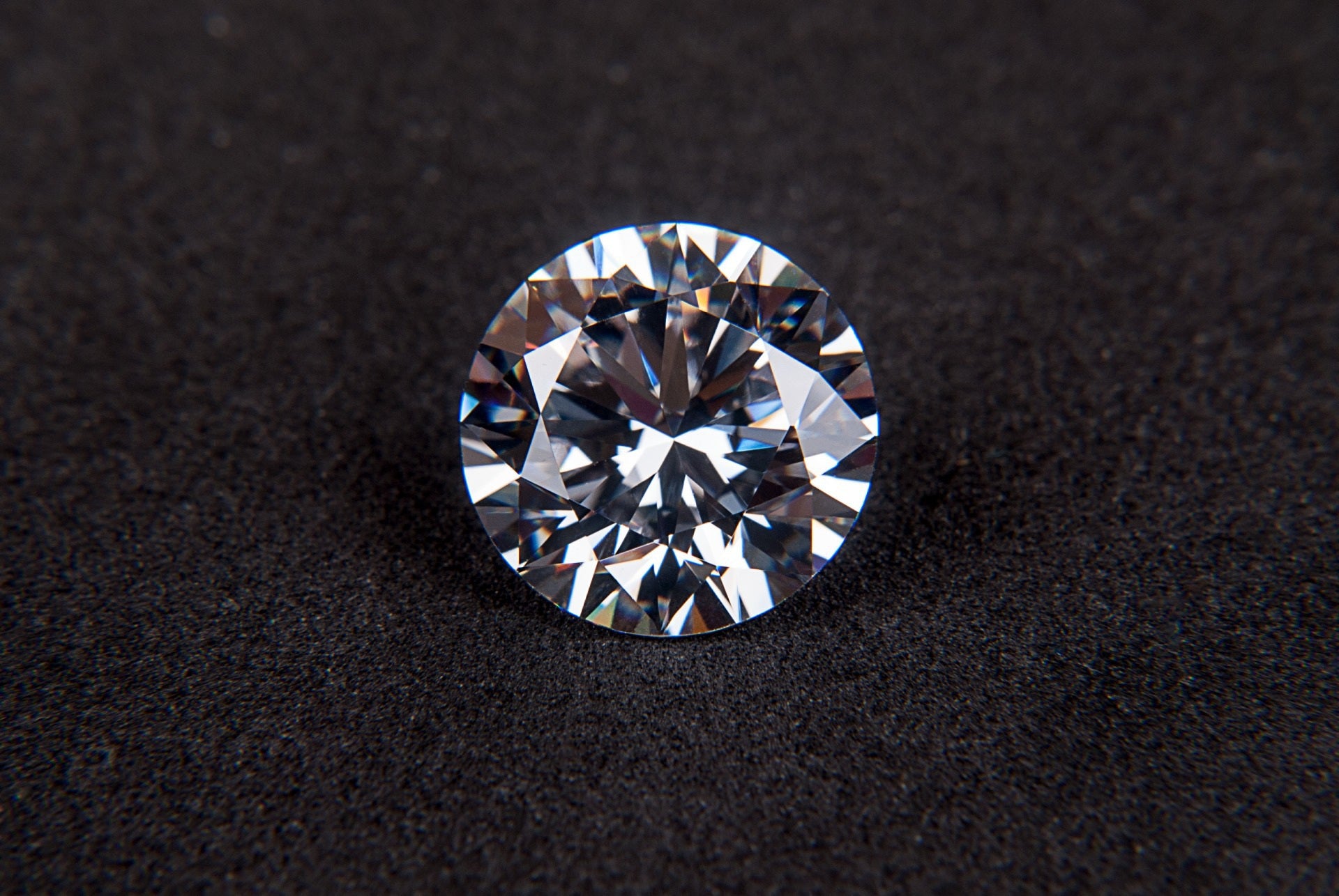 O que é um Diamante? A pedra preciosa que eleva o estilo masculino